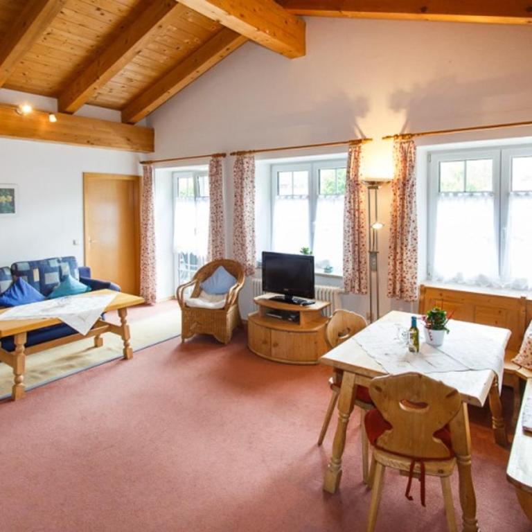 Café Chiemgau und Gästehaus - Apartment mit Balkon - 1