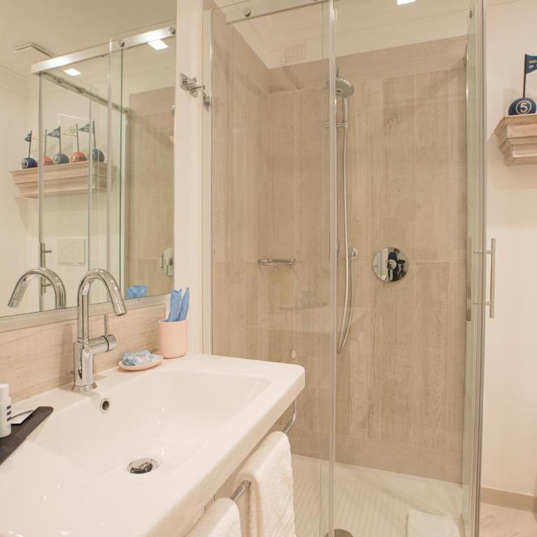 Hotel Marina Charming Rooms - Camera Premier Matrimoniale/Doppia con Letti Singoli - Dependance Ballerine - 1