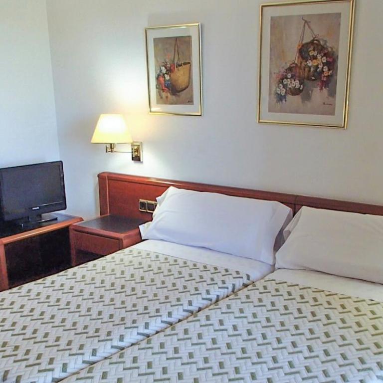 Hotel La Masia - Family Room (2 Adults + 1 Child) - 1