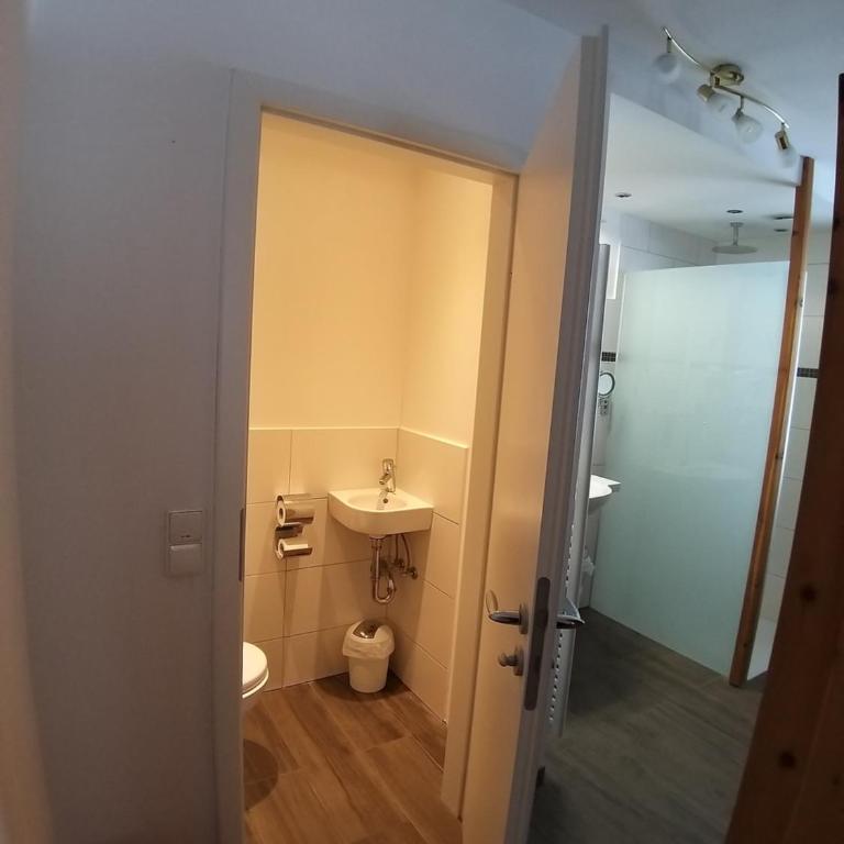Tourist Hotel Boehm - Doppelzimmer mit Balkon - 4