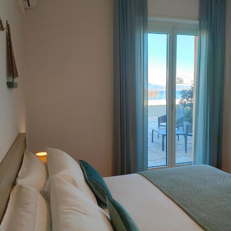 Albergo La Pescatrice - Camera Matrimoniale/Doppia con Letti Singoli con Balcone - 10