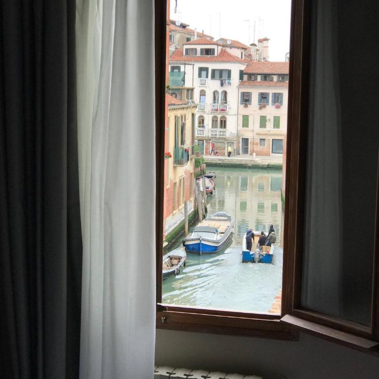 Hotel Cannaregio 2357 - Camera Matrimoniale Standard con Vista Canale - 2
