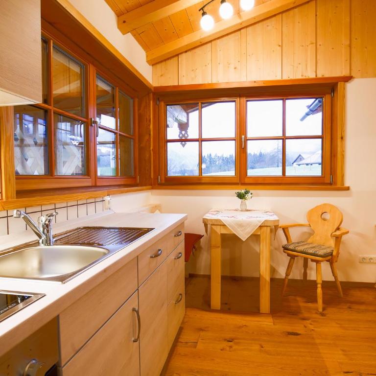 Ferienwohnung Hallweger Veronika inkl. Chiemgaukarte - Apartment mit Balkon - 4