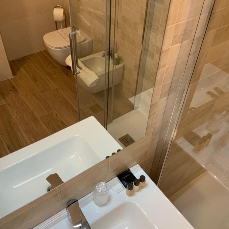 Residenza Pezzani - Camera Matrimoniale con Bagno Privato - 7