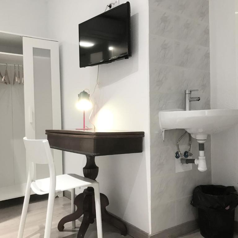 Art&Flats Hostel - Single Room with Shared Toilet - 3