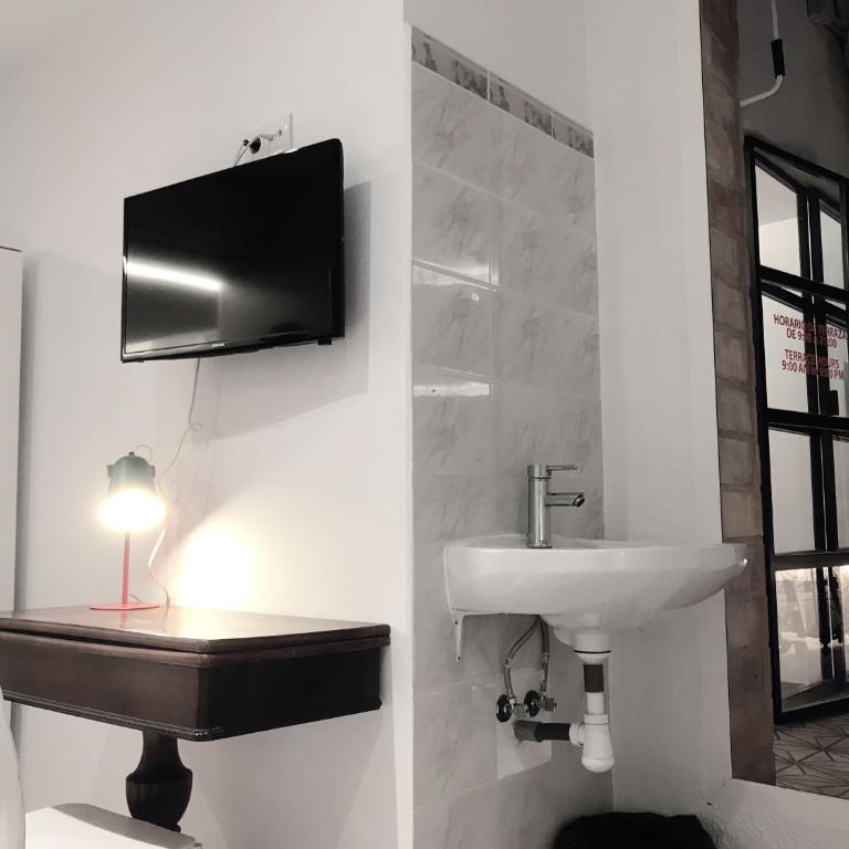 Art&Flats Hostel - Single Room with Shared Toilet - 4