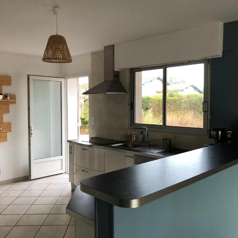 Grande maison familiale piscine et jardin - Villa - 14