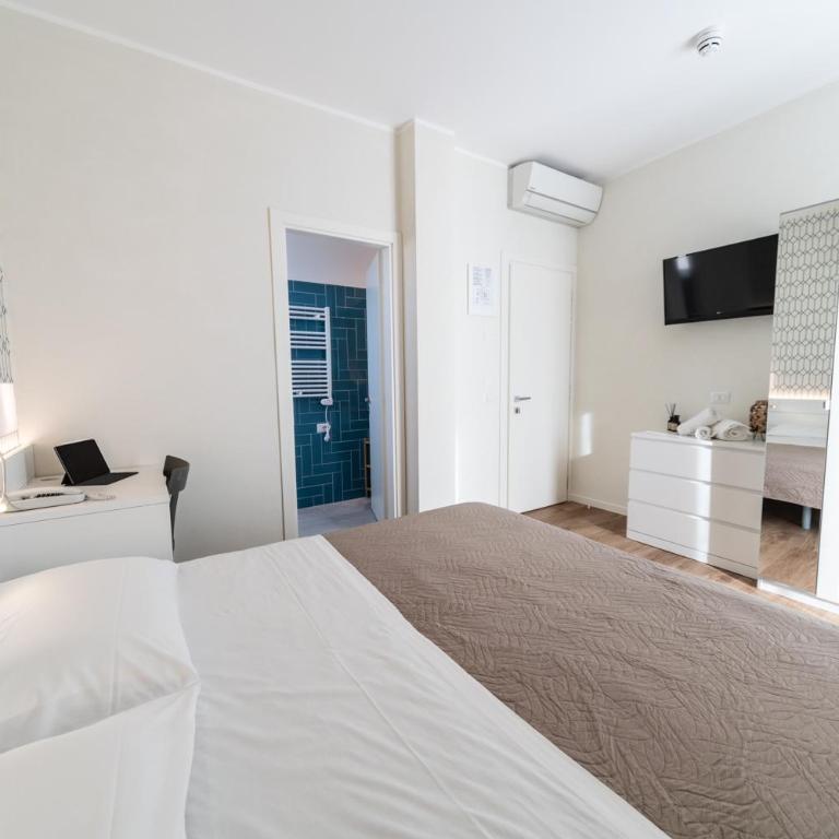 Hotel Kiss - Double Room with Balcony - 8
