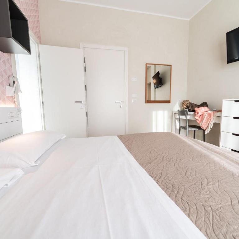 Hotel Kiss - Double Room with Balcony - 11