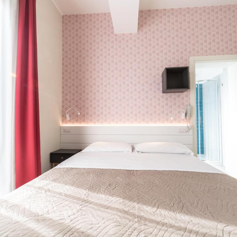 Hotel Kiss - Double Room with Balcony - 12