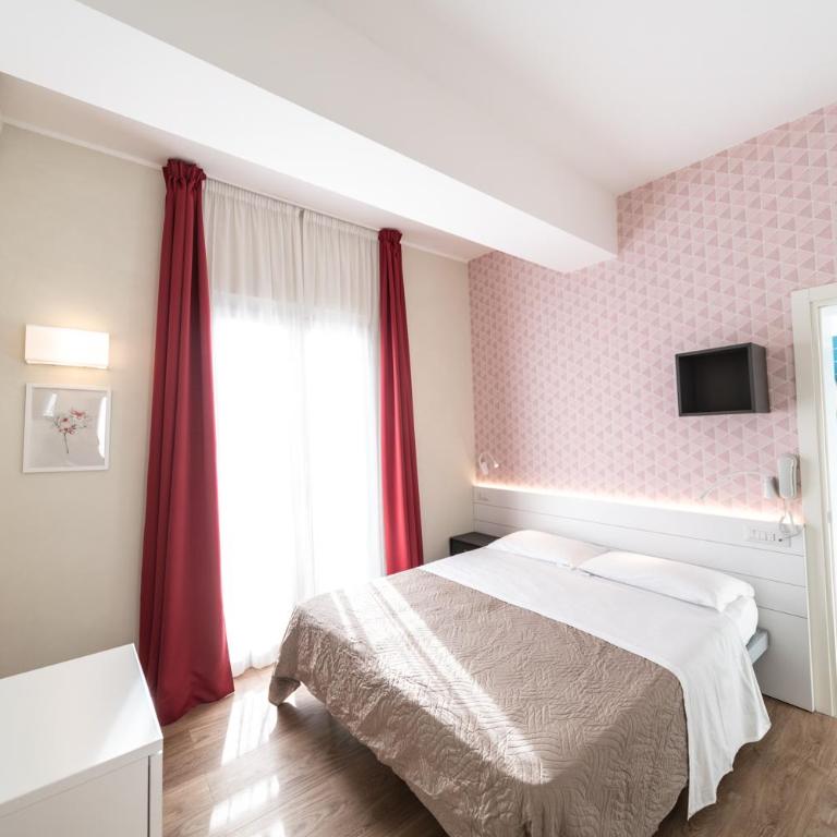 Hotel Kiss - Double Room with Balcony - 13