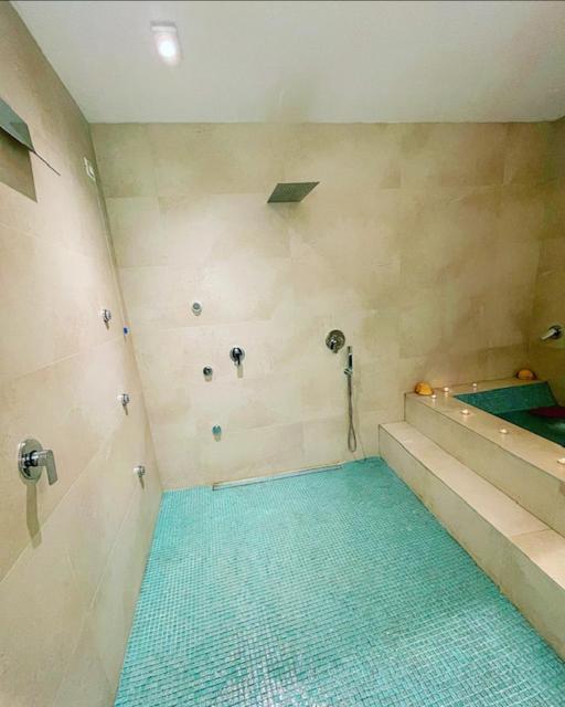 SECRET GARDEN - Suites & Apartments - Basement Luxury Suite - 17