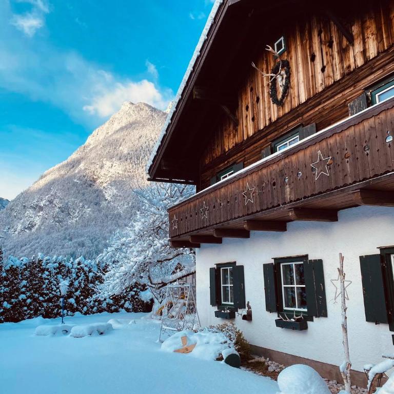 Forest Chalet, all famous ski areas around us, 15 min to city of salzburg, mountainview, panorama sauna, bath whirlpool, fire pit in garden up to 10 p - Haus mit 4 Schlafzimmern - 70