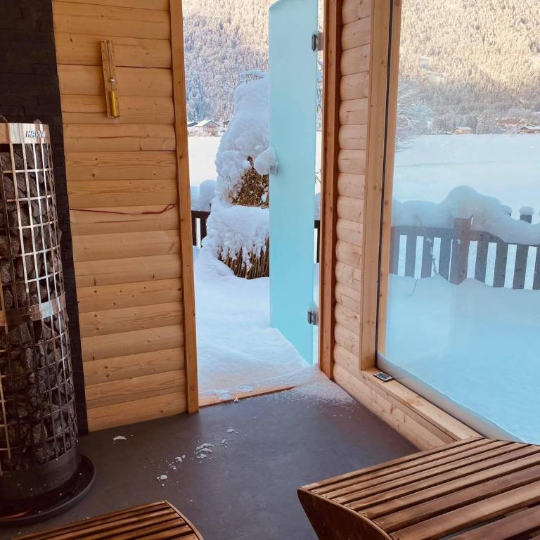 Forest Chalet, all famous ski areas around us, 15 min to city of salzburg, mountainview, panorama sauna, bath whirlpool, fire pit in garden up to 10 p - Haus mit 4 Schlafzimmern - 73