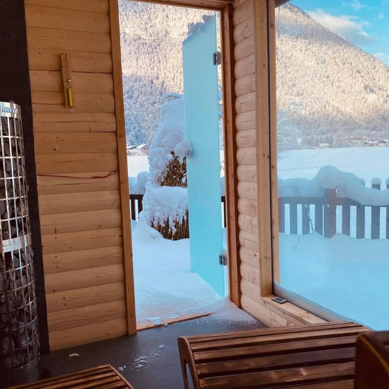 Forest Chalet, all famous ski areas around us, 15 min to city of salzburg, mountainview, panorama sauna, bath whirlpool, fire pit in garden up to 10 p - Haus mit 4 Schlafzimmern - 68