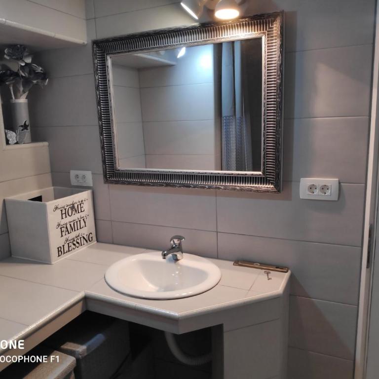 Apartman Art - One-Bedroom Apartment - 5