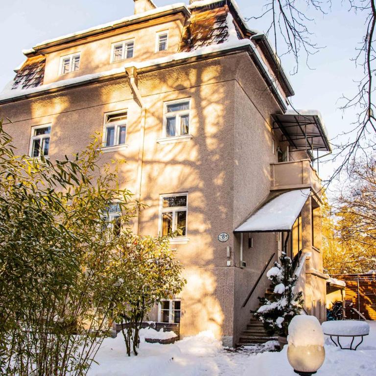 Family Wellhouse Green Garden direct in Salzburg, sunny big garden, up to 16 pax, bikes for free, BBQ, sunbeds, parking for free, 15 min sound of music - Villa - 92