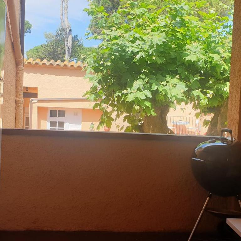Apartamento con jardín a 11 metros de la playa. CG. - Apartamento - 35