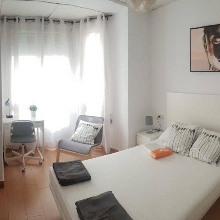 COZY Apartment In The Heart of Alicante! - Three-Bedroom Apartment - 14