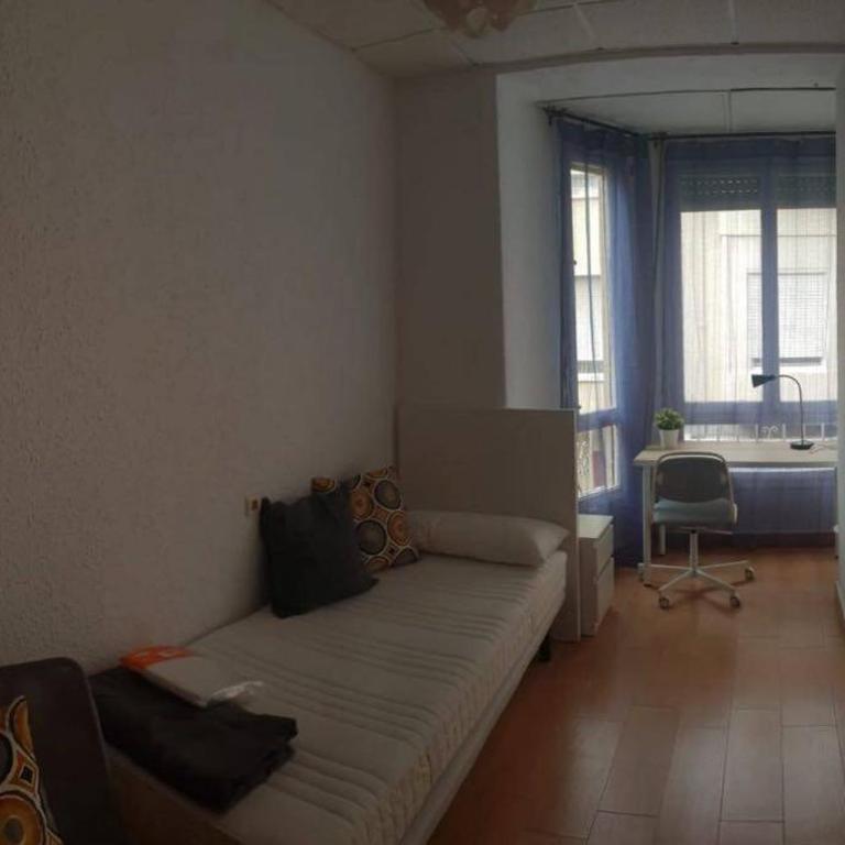 COZY Apartment In The Heart of Alicante! - Three-Bedroom Apartment - 28