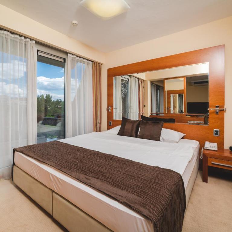 Hotel Podgorica - Deluxe Double Room with Balcony - 4