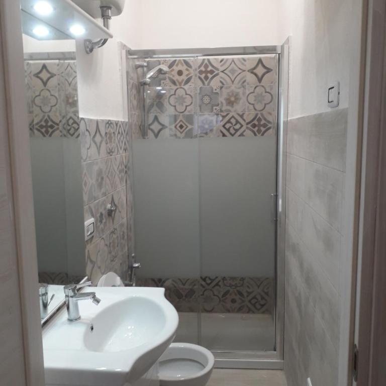 Central! Terrace! easy parking! - One-Bedroom Apartment - 19