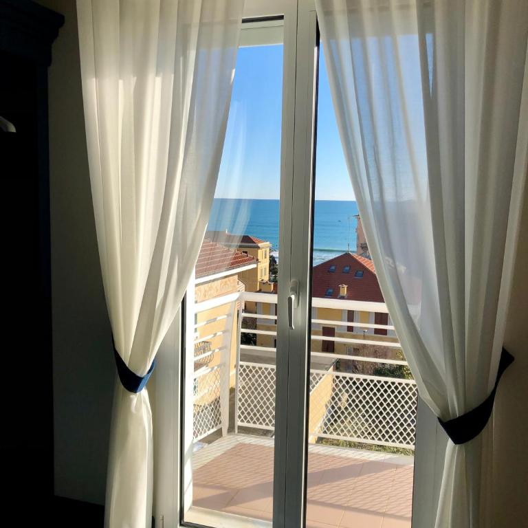 MH HOTEL VARAZZE - Camera Tripla con Vista Mare - 10