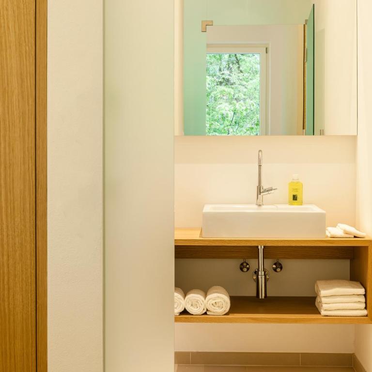 Ladurnerhof Boutique Apartments Meran - One-Bedroom Apartment with Balcony and Mountain View - 4
