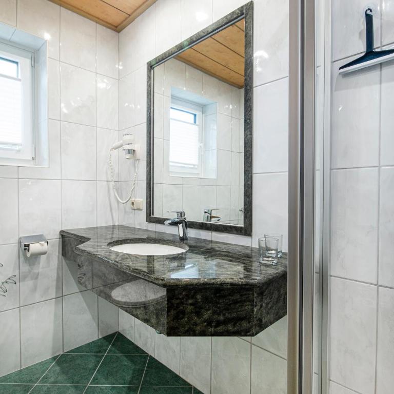Apartpension Kappacher - Comfort Doppelzimmer mit Balkon - 2 Erwachsene und 1 Kind - 6