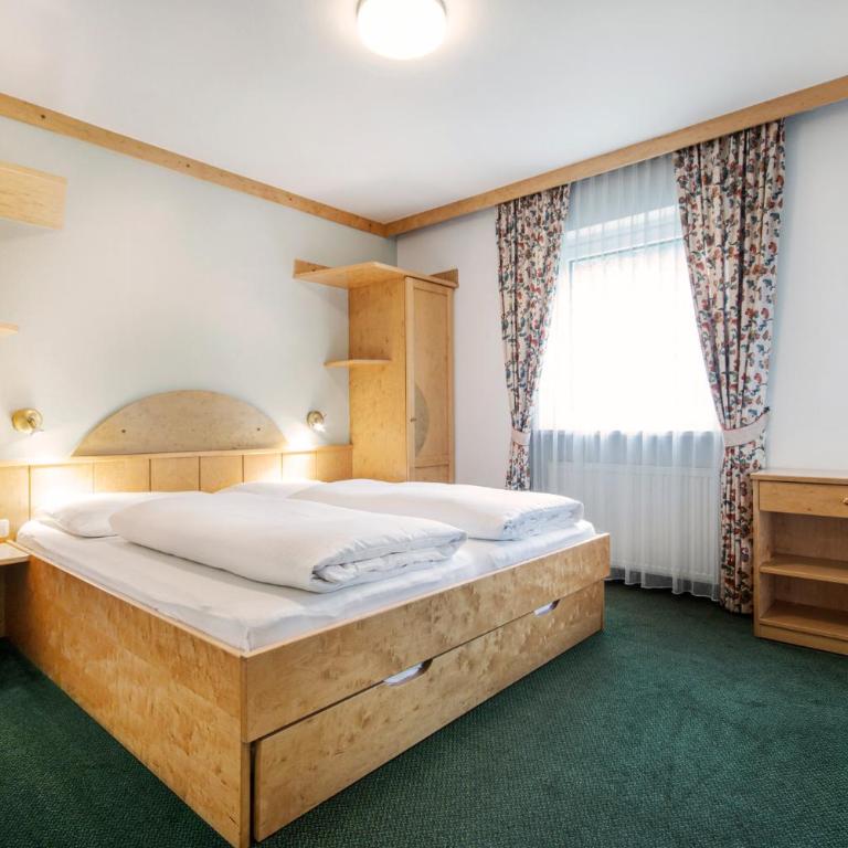 Apartpension Kappacher - Comfort Doppelzimmer mit Balkon - 2 Erwachsene und 1 Kind - 5