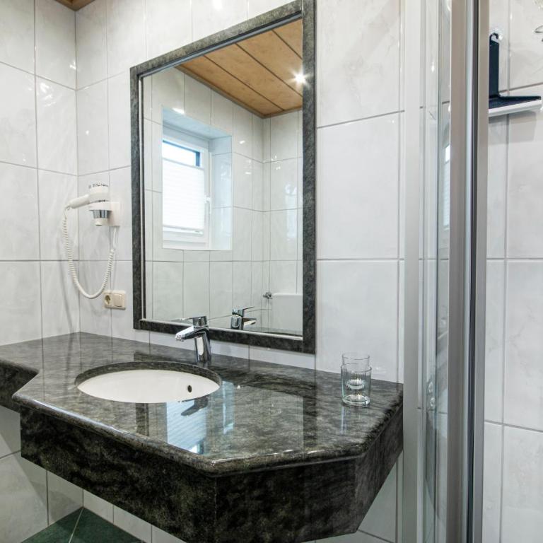 Apartpension Kappacher - Comfort Doppelzimmer mit Balkon - 2 Erwachsene und 1 Kind - 7