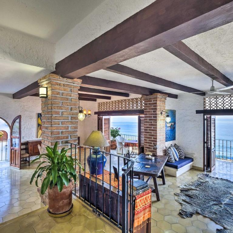 Mid-Century Modern Condo w/ Patio & Ocean Views! - Apartamento - 4