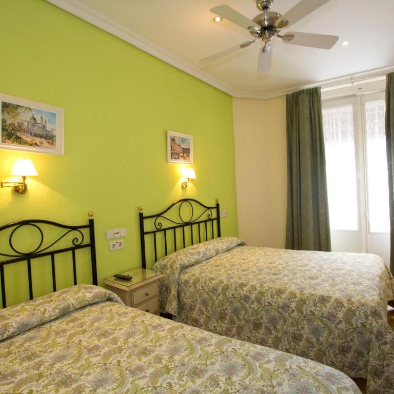 Hostal Los Alpes - Family Room - 3