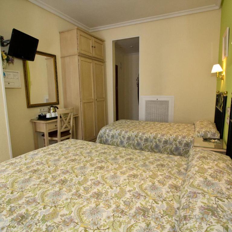 Hostal Los Alpes - Family Room - 6