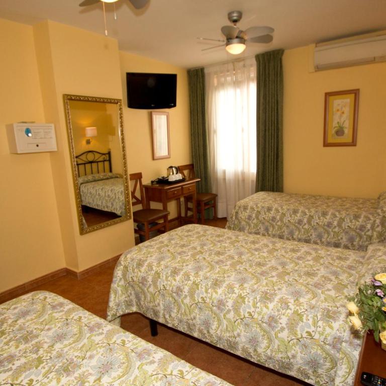 Hostal Los Alpes - Triple Room - 9