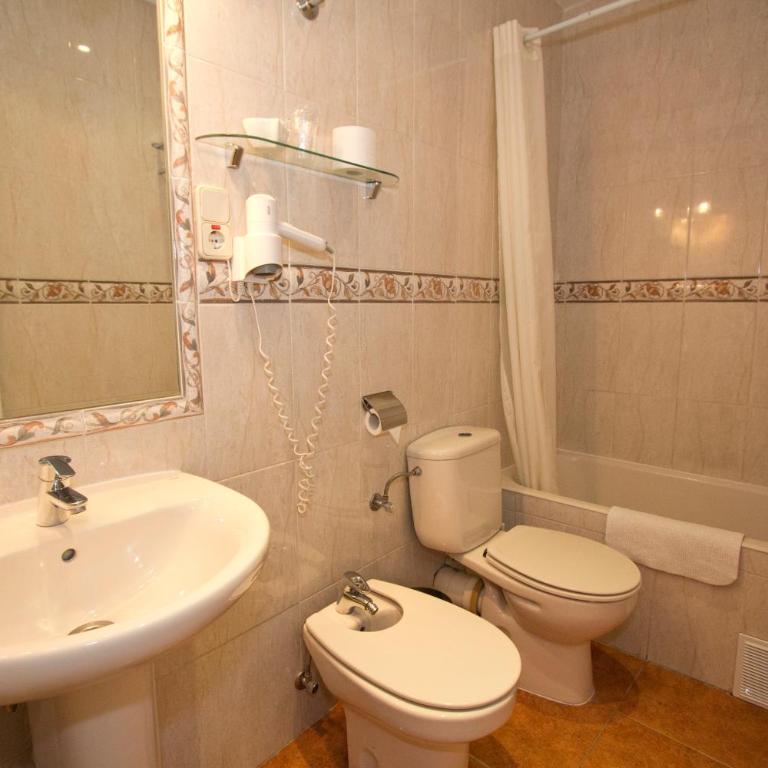 Hostal Los Alpes - Triple Room - 13