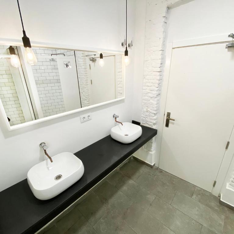 ECO Hostel - Single Bed in 14-Bed Dormitory Room - 9