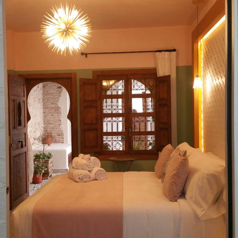 Murallas de Jayrán Hotel Boutique - Habitación con cama extragrande y ducha a ras de suelo - Adaptada para personas con movilidad reducida - 1
