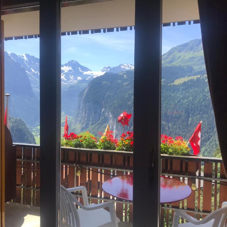 Hotel Bellevue - Traditional Swiss Hideaway - Doppelzimmer mit Panoramablick auf die Jungfrau und Balkon - 1