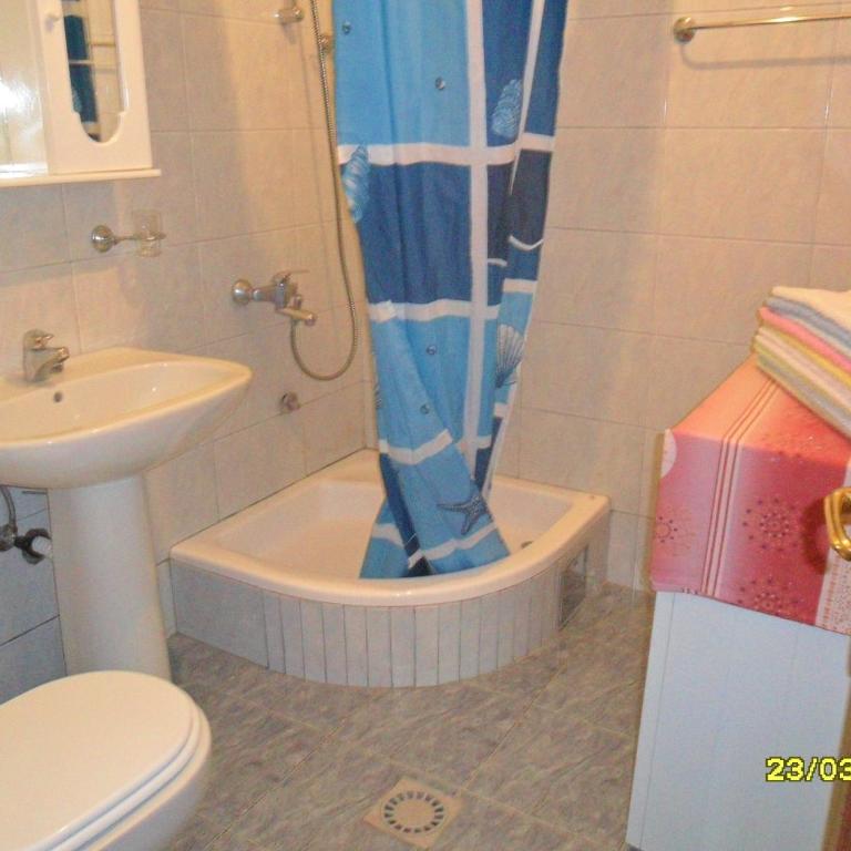 Apartments Sara - Three-Bedroom Apartment with Balcony - 11