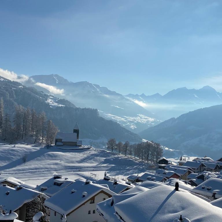 Casa Ansiel - 2.5 Zimmer Ferienwohnung am Sonnenhang von Falera - Apartment mit Blick auf die Berge - 2