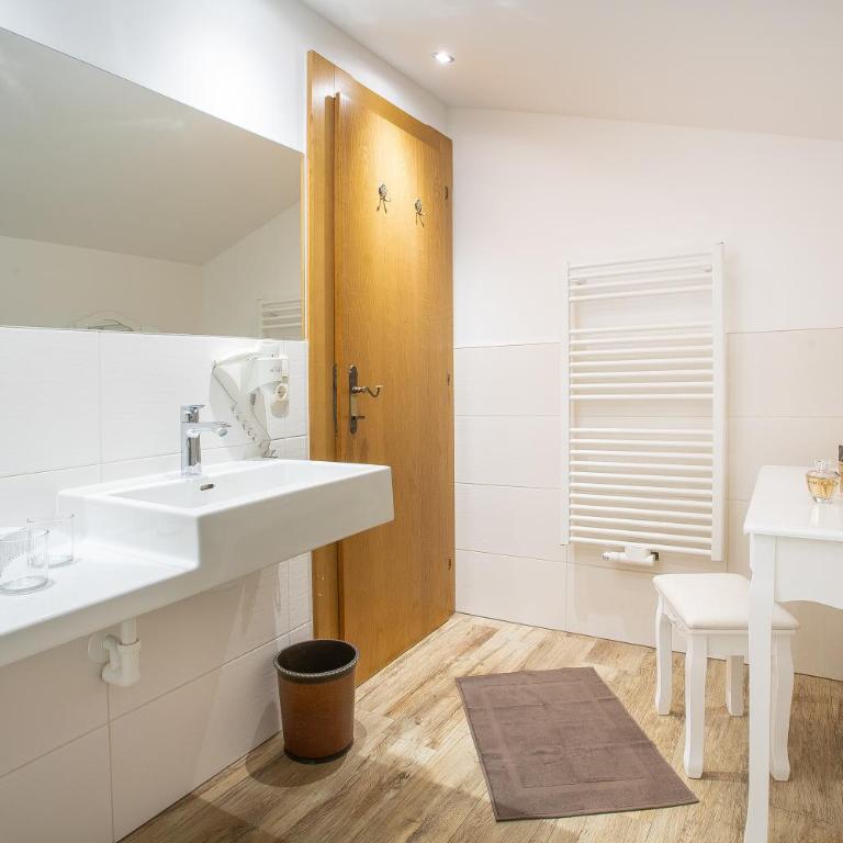 Appartement Frühstückspension Landhaus Karwendel - Doppelzimmer mit Balkon - 2