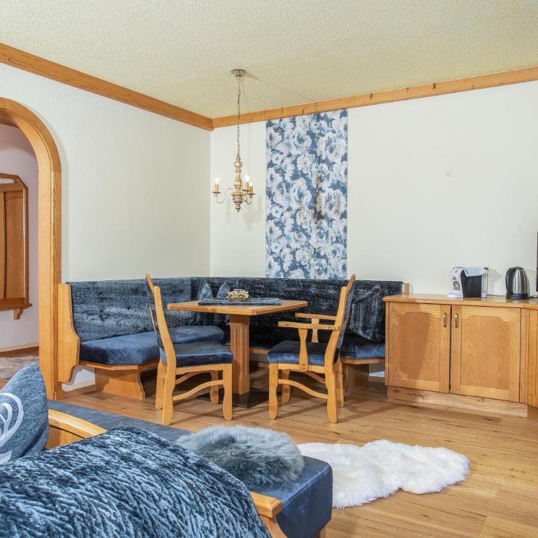Appartement Frühstückspension Landhaus Karwendel - Doppelzimmer mit Balkon - 14
