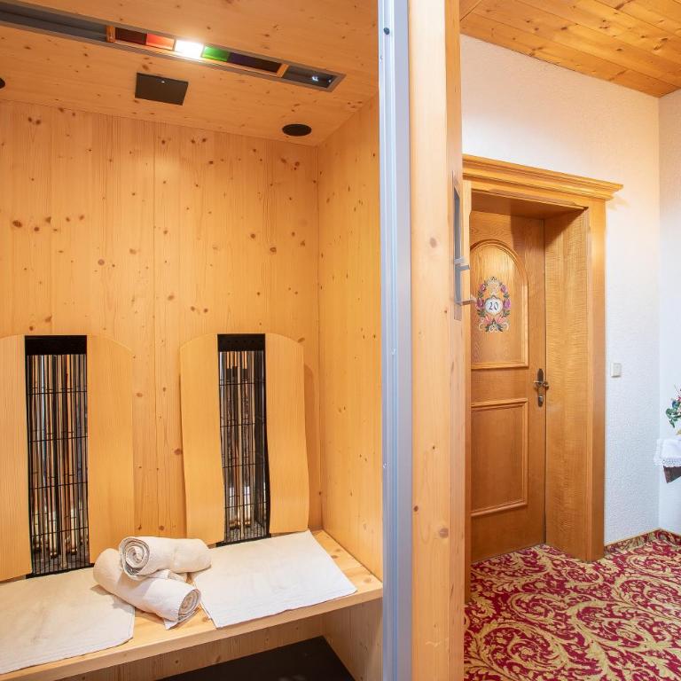 Appartement Frühstückspension Landhaus Karwendel - Doppelzimmer mit Balkon - 13