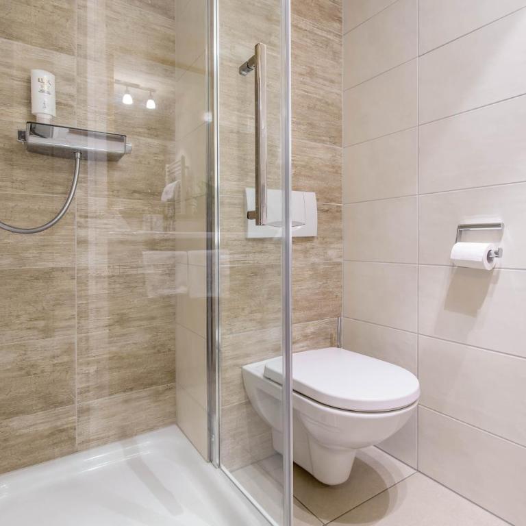 Boutique Hotel ANYBODY - Doppelzimmer mit Balkon - 4