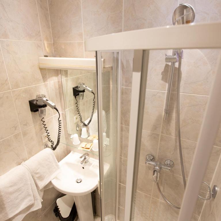 Lyo Hôtel - Centre Lyon Perrache - Chambre Quadruple Premium - 3
