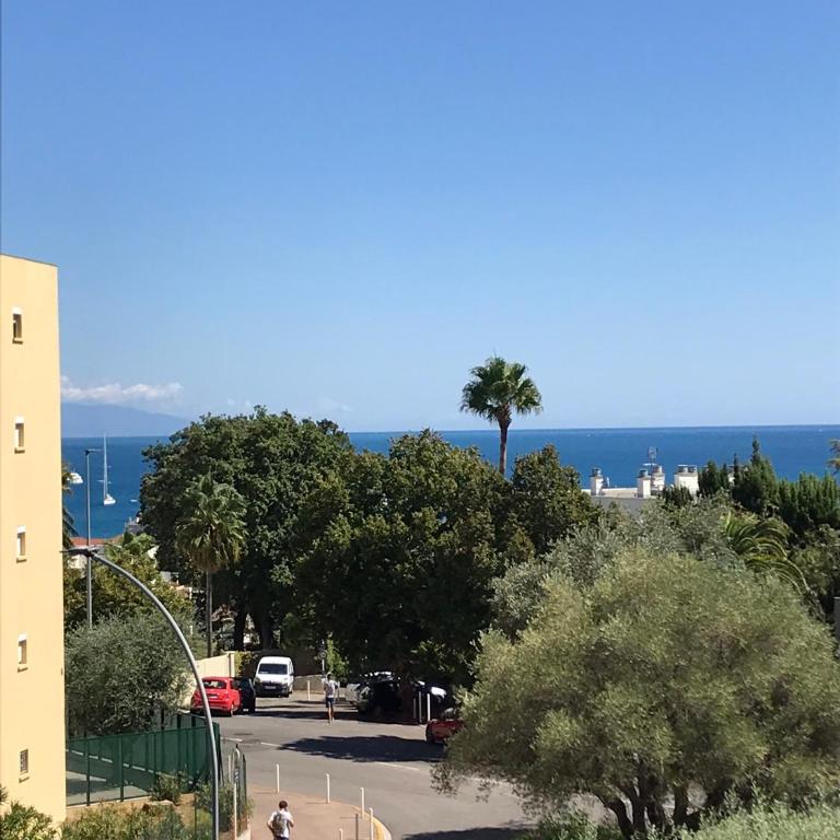Joli grand appartement terrasse lit 180X200 vue mer 10min plages - Apartment mit 1 Schlafzimmer - 10