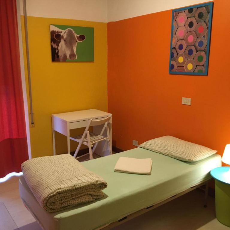 Sunflower City Student Hostel & Bar - Budget Twin Room with Private Bathroom - 1
