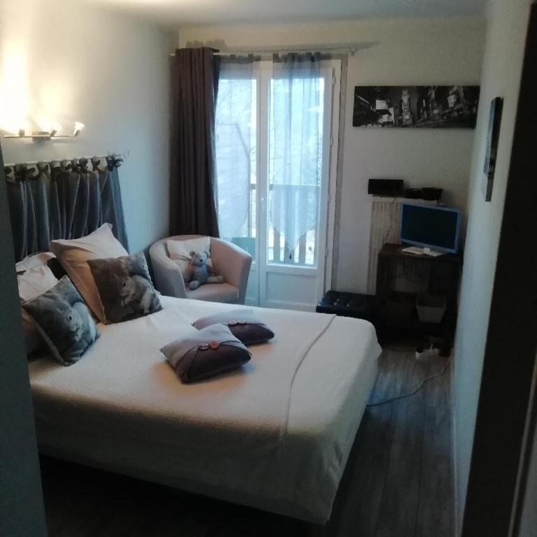 Hotel & Restaurant Le Chalvet - Chambre Familiale Confort - 13