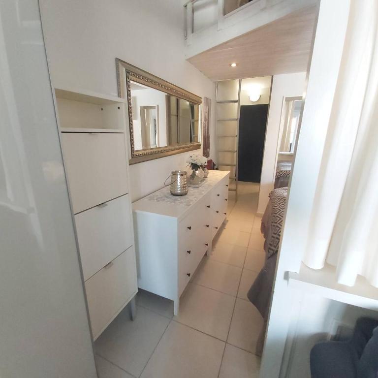 Central Apartment With Sea Views - Casa - 12